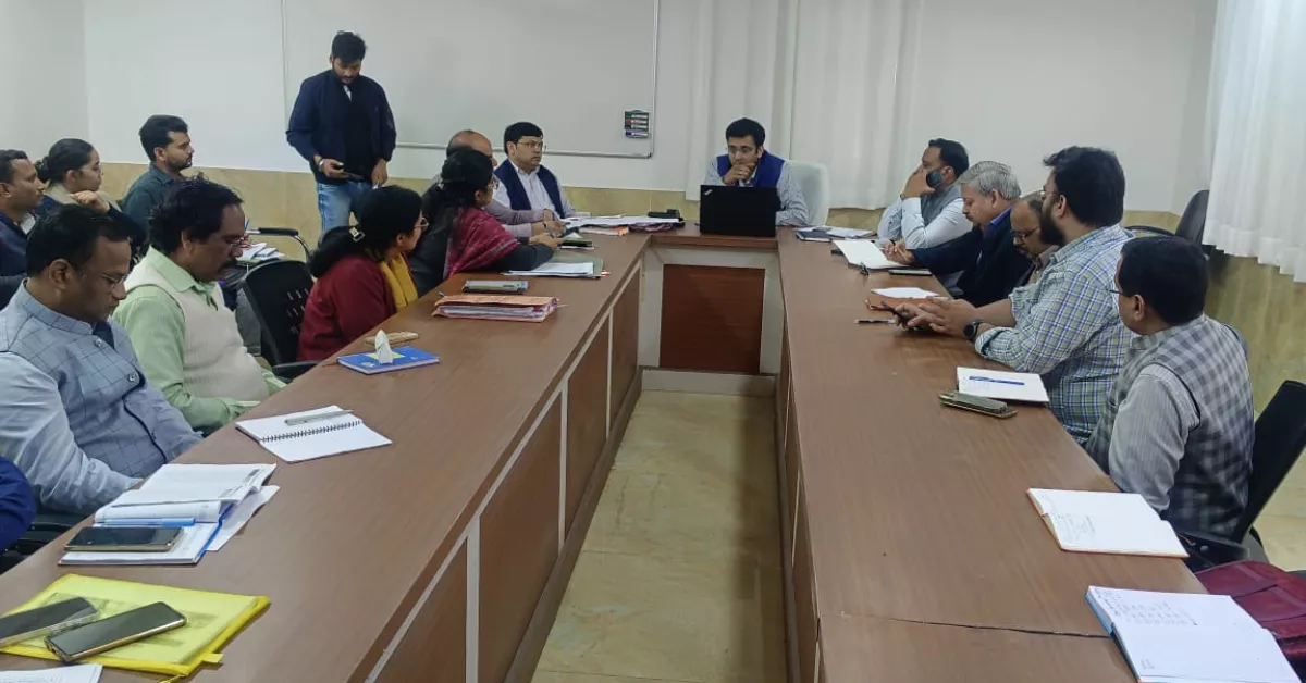 आगरा वोटर लिस्ट अपडेट, SIR 2026 यूपी, हस्ताक्षरित फॉर्म बीएलओ, ड्राफ्ट मतदाता सूची, अरविंद मल्लप्पा बंगारी निर्देश, वोटर जागरूकता अभियान, चुनाव तैयारी आगरा, बीएलओ घर घर सर्वे