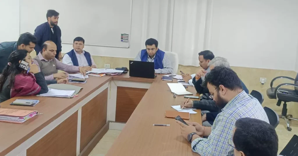SIR 2026: आगरा डीएम का नागरिकों से आग्रह — फॉर्म भरें और बीएलओ को सौंपें, ड्राफ्ट वोटर लिस्ट में नाम सुरक्षित करें आगरा वोटर लिस्ट अपडेट, SIR 2026 यूपी, हस्ताक्षरित फॉर्म बीएलओ, ड्राफ्ट मतदाता सूची, अरविंद मल्लप्पा बंगारी निर्देश, वोटर जागरूकता अभियान, चुनाव तैयारी आगरा, बीएलओ घर घर सर्वे