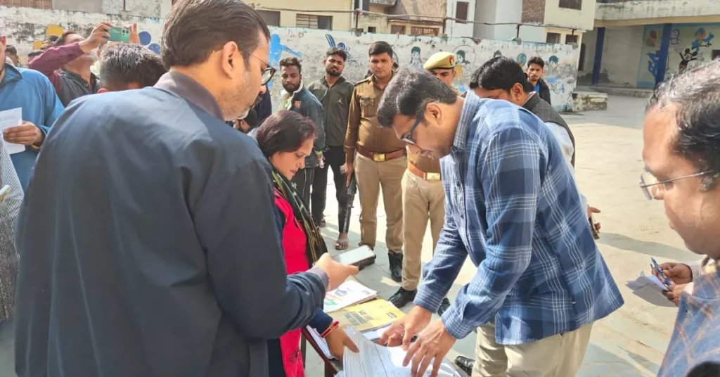 आगरा न्यूज, SIR-2026 अपडेट, जिलाधिकारी निरीक्षण, वोटर सूची संशोधन, BLO फॉर्म अपडेट, आगरा चुनाव प्रक्रिया, निर्वाचन अभियान UP, voter verification India