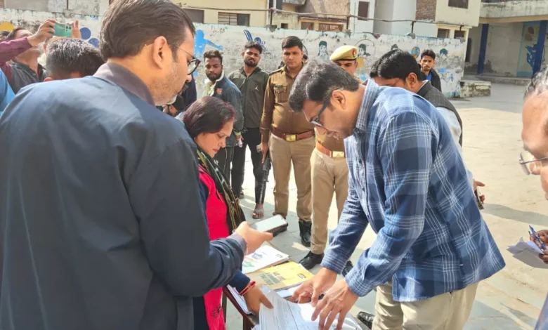 आगरा न्यूज, SIR-2026 अपडेट, जिलाधिकारी निरीक्षण, वोटर सूची संशोधन, BLO फॉर्म अपडेट, आगरा चुनाव प्रक्रिया, निर्वाचन अभियान UP, voter verification India