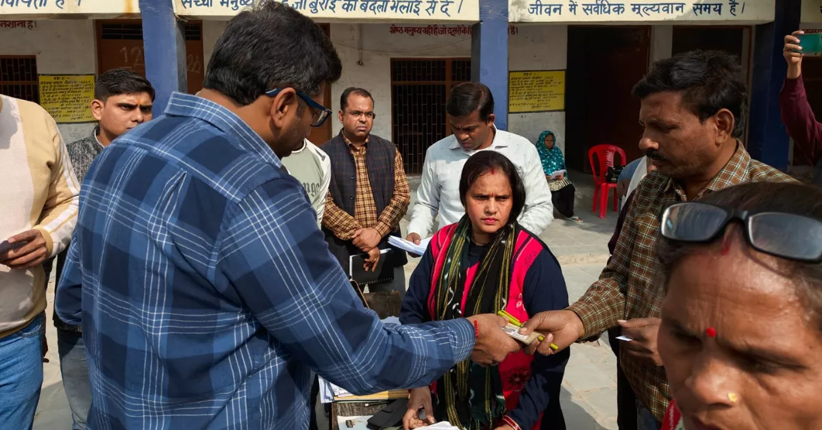 आगरा न्यूज, SIR 2026 अपडेट, जिलाधिकारी निरीक्षण, वोटर सूची संशोधन, BLO फॉर्म अपडेट, आगरा चुनाव प्रक्रिया, निर्वाचन अभियान UP, voter verification India