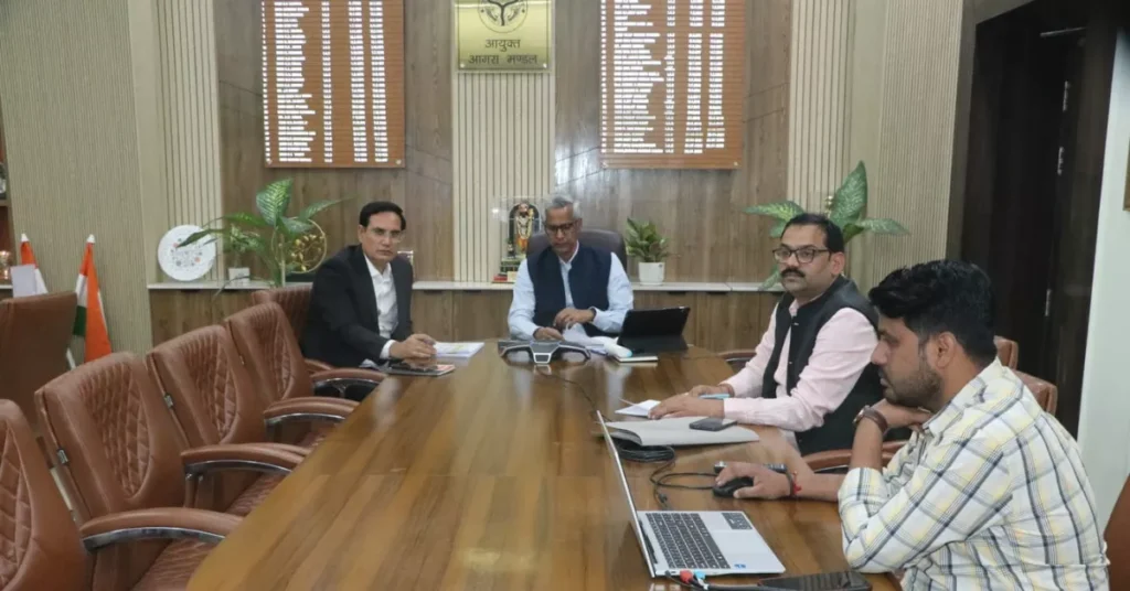 आगरा मण्डल, आगरा मंडल समीक्षा, मण्डल आयुक्त शैलेन्द्र कुमार सिंह, कर करेत्तर प्रगति, राजस्व वसूली अभियान, अवैध खनन नियंत्रण, ओवरलोडिंग रोकथाम, राजस्व वाद निस्तारण, तहसील राजस्व प्रगति, रियल टाइम खतौनी, अंश निर्धारण अद्यतन, मुख्यमंत्री कृषक दुर्घटना कल्याण योजना, यूपी शासन निर्देश, प्रशासनिक समीक्षा बैठक, राजस्व पारदर्शिता, जिला समीक्षा आगरा