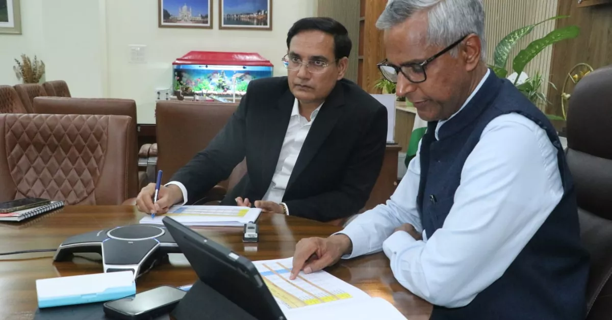 आगरा मण्डल, आगरा मंडल समीक्षा, मण्डल आयुक्त शैलेन्द्र कुमार सिंह, कर करेत्तर प्रगति, राजस्व वसूली अभियान, अवैध खनन नियंत्रण, ओवरलोडिंग रोकथाम, राजस्व वाद निस्तारण, तहसील राजस्व प्रगति, रियल टाइम खतौनी, अंश निर्धारण अद्यतन, मुख्यमंत्री कृषक दुर्घटना कल्याण योजना, यूपी शासन निर्देश, प्रशासनिक समीक्षा बैठक, राजस्व पारदर्शिता, जिला समीक्षा आगरा