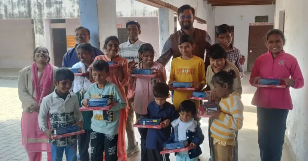 एक कदम और फाउंडेशन, दृष्टिबाधित बच्चों की शिक्षा, आगरा शिक्षा समाचार, digital education for blind students, mobile distribution program, Arunoday Program, inclusive education India, NGO education initiative, special education UP, mobility training blind students