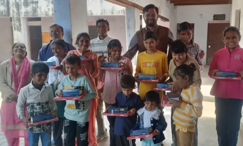 एक कदम और फाउंडेशन, दृष्टिबाधित बच्चों की शिक्षा, आगरा शिक्षा समाचार, digital education for blind students, mobile distribution program, Arunoday Program, inclusive education India, NGO education initiative, special education UP, mobility training blind students