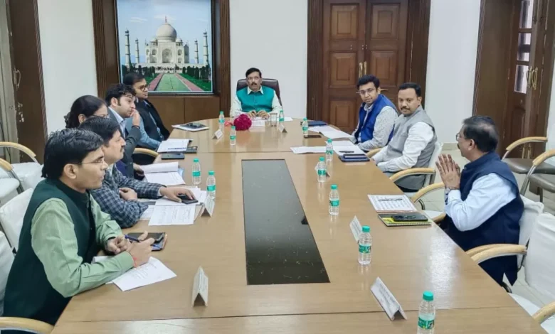 पंचायत चुनाव 2026, मतदाता सूची शुद्धिकरण यूपी, डुप्लीकेट वोटर सत्यापन, ई बीएलओ ऐप उत्तर प्रदेश, राज्य निर्वाचन आयोग बैठक, आगरा पंचायत चुनाव तैयारी, त्रिस्तरीय पंचायत निर्वाचक नामावली