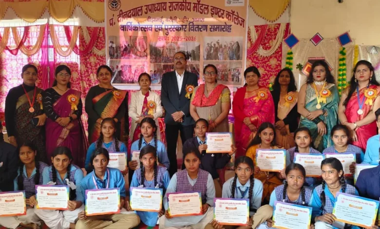 आगरा वार्षिकोत्सव, बीझामई इंटर कॉलेज, सांस्कृतिक कार्यक्रम आगरा, स्कूल वार्षिकोत्सव समाचार, छात्र प्रस्तुतियां, समाजिक नाटक स्कूल, सोशल मीडिया लत नाटक, आगरा शिक्षा समाचार, मॉडल इंटर कॉलेज कार्यक्रम