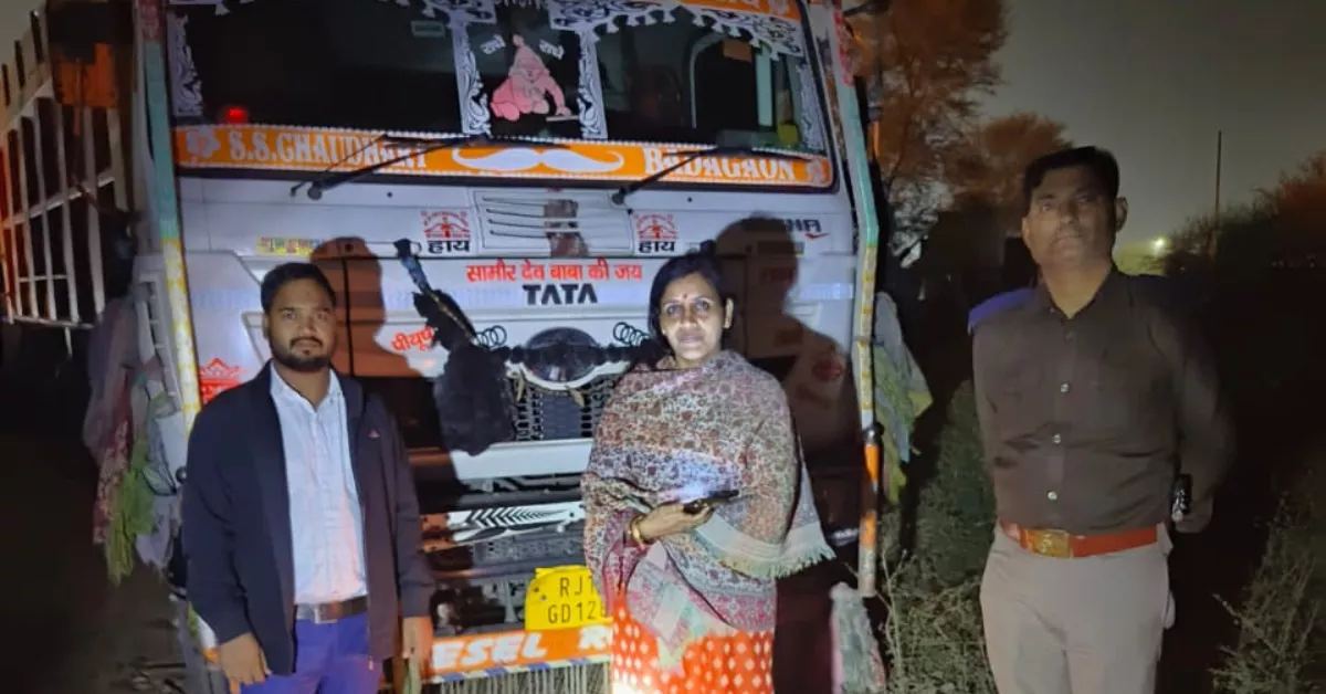 अवैध खनन आगरा, DM अरविंद मल्लप्पा बंगारी कार्रवाई, आगरा ओवरलोडिंग अभियान, आगरा खनन टास्क फोर्स, आगरा जिलाधिकारी अवैध खनन, अवैध परिवहन रोक अभियान आगरा, ओवरलोड ट्रक कार्रवाई आगरा, सड़क दुर्घटना रोक अभियान आगरा, खनन विभाग कार्रवाई आगरा, आगरा प्रशासन अभियान, यूपी अवैध खनन समाचार, यूपी शासन कार्रवाई खनन