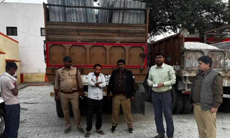 अवैध खनन आगरा, DM अरविंद मल्लप्पा बंगारी कार्रवाई, आगरा ओवरलोडिंग अभियान, आगरा खनन टास्क फोर्स, आगरा जिलाधिकारी अवैध खनन, अवैध परिवहन रोक अभियान आगरा, ओवरलोड ट्रक कार्रवाई आगरा, सड़क दुर्घटना रोक अभियान आगरा, खनन विभाग कार्रवाई आगरा, आगरा प्रशासन अभियान, यूपी अवैध खनन समाचार, यूपी शासन कार्रवाई खनन