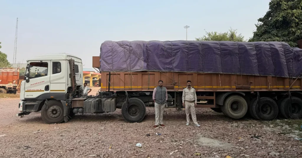 आगरा अवैध खनन अभियान, जिलाधिकारी अरविंद मल्लप्पा बंगारी, अवैध खनन पर कार्रवाई आगरा, ओवरलोडिंग रोकथाम अभियान, वाहन चेकिंग अभियान आगरा, खनन विभाग आगरा समाचार, अवैध परिवहन पर सख्ती, एचएसआरपी चालान कार्रवाई, ओवरलोड ट्रक चेकिंग आगरा, पुलिस व प्रशासन संयुक्त अभियान, आगरा जिले में अवैध रेत खनन, ओवरस्पीडिंग व ओवरलोडिंग कार्रवाई, खनन माफिया पर शिकंजा, आगरा ट्रैफिक प्रवर्तन अभियान, DM बंगारी की कार्रवाई, आगरा सड़कों पर चेकिंग अभियान, अवैध खनिज परिवहन, जिला प्रशासन की कार्रवाई, अवैध खदानों पर निगरानी, सड़क सुरक्षा अभियान आगरा