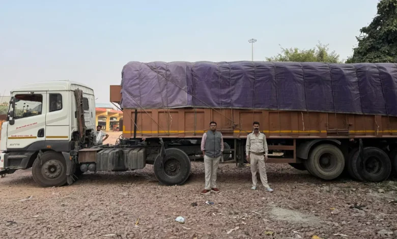 आगरा अवैध खनन अभियान, जिलाधिकारी अरविंद मल्लप्पा बंगारी, अवैध खनन पर कार्रवाई आगरा, ओवरलोडिंग रोकथाम अभियान, वाहन चेकिंग अभियान आगरा, खनन विभाग आगरा समाचार, अवैध परिवहन पर सख्ती, एचएसआरपी चालान कार्रवाई, ओवरलोड ट्रक चेकिंग आगरा, पुलिस व प्रशासन संयुक्त अभियान, आगरा जिले में अवैध रेत खनन, ओवरस्पीडिंग व ओवरलोडिंग कार्रवाई, खनन माफिया पर शिकंजा, आगरा ट्रैफिक प्रवर्तन अभियान, DM बंगारी की कार्रवाई, आगरा सड़कों पर चेकिंग अभियान, अवैध खनिज परिवहन, जिला प्रशासन की कार्रवाई, अवैध खदानों पर निगरानी, सड़क सुरक्षा अभियान आगरा