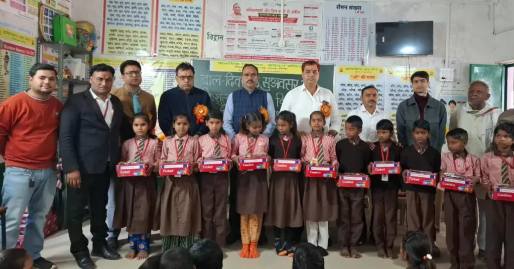 बाल दिवस 2025, प्राथमिक विद्यालय कछपुरा सरेंडा, आगरा स्कूल समाचार, निःशुल्क जूते वितरण, डॉ सतीश कुमार, सामुदायिक सहभागिता शिक्षा, खेरागढ़ ब्लॉक शिक्षा विभाग, डॉ डीएस राजौरिया, बाल दिवस कार्यक्रम आगरा, शिक्षा प्रेरक आयोजन