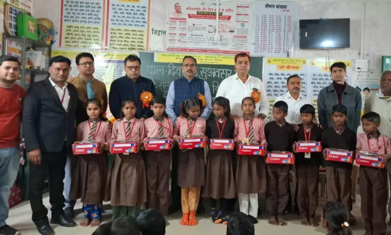 बाल दिवस 2025, प्राथमिक विद्यालय कछपुरा सरेंडा, आगरा स्कूल समाचार, निःशुल्क जूते वितरण, डॉ सतीश कुमार, सामुदायिक सहभागिता शिक्षा, खेरागढ़ ब्लॉक शिक्षा विभाग, डॉ डीएस राजौरिया, बाल दिवस कार्यक्रम आगरा, शिक्षा प्रेरक आयोजन