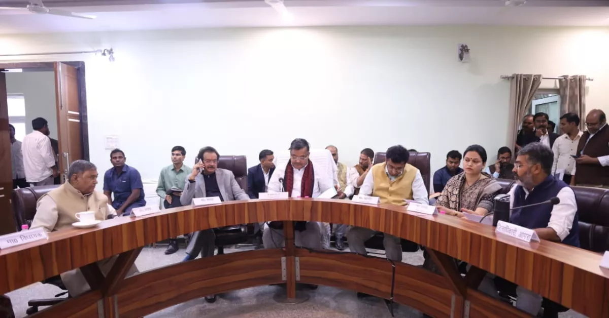 प्रभारी मंत्री जयवीर सिंह समीक्षा, आगरा कानून व्यवस्था, सरदार पटेल 150 जयंती पदयात्रा, आयुष्मान कार्ड अभियान, गौवंश संरक्षण आगरा, RTE प्रवेश समस्या, PWD सड़क मरम्मत आगरा, किसान फसल खरीद, आवास योजना सत्यापन, आगरा प्रशासन समीक्षा