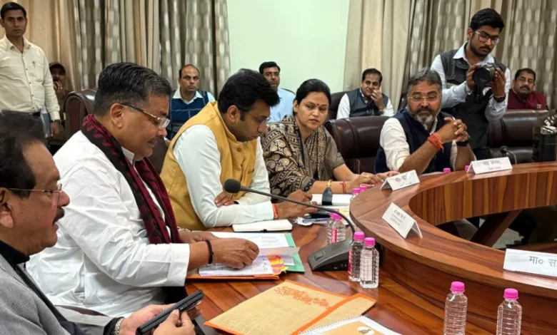 प्रभारी मंत्री जयवीर सिंह समीक्षा, आगरा कानून व्यवस्था, सरदार पटेल 150 जयंती पदयात्रा, आयुष्मान कार्ड अभियान, गौवंश संरक्षण आगरा, RTE प्रवेश समस्या, PWD सड़क मरम्मत आगरा, किसान फसल खरीद, आवास योजना सत्यापन, आगरा प्रशासन समीक्षा