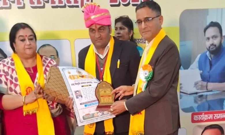 आगरा के शिक्षक डॉ. सतीश कुमार को मिला राष्ट्र विभूति सम्मान 2025