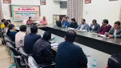 सिंचाई बंधु बैठक आगरा, जिला पंचायत अध्यक्ष मंजू भदौरिया, आगरा नहर सफाई समाचार, नहर सिल्ट सफाई लापरवाही, ठेकेदार भुगतान रोका गया, आगरा सिंचाई विभाग खबर, ग्रामीण बिजली आपूर्ति 18 घंटे, तहसील स्तर बिजली 22 घंटे, आगरा किसान समाचार, कृषि विभाग योजनाएं आगरा, रबी फसल 2025-26, आगरा ट्यूबवेल योजना, सोलर पंप योजना आगरा, किसान सम्मान निधि समाचार, आगरा प्रशासन समाचार, जिला पंचायत बैठक आगरा