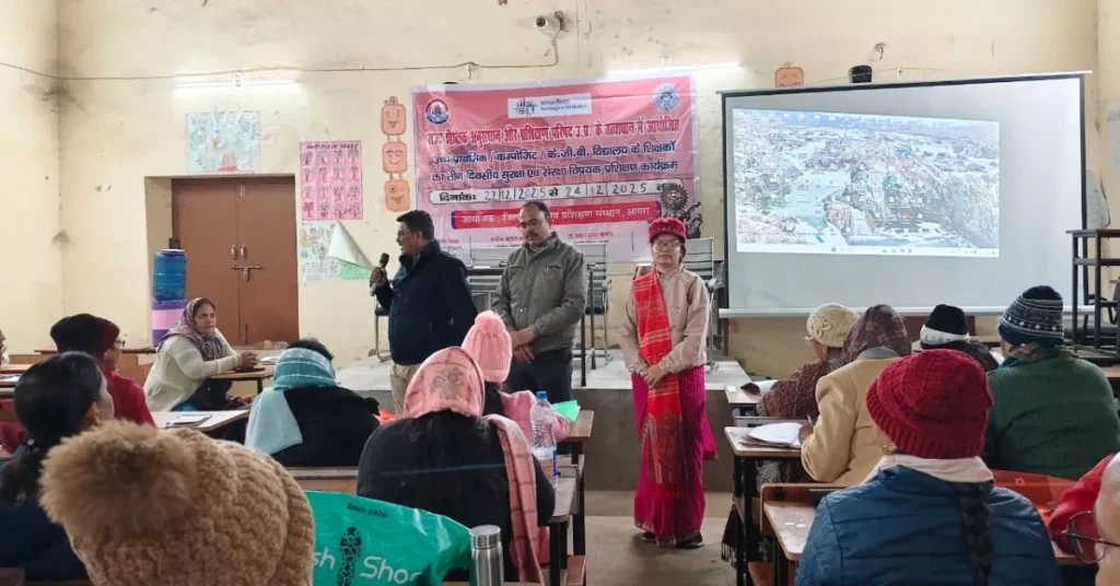 साइबर सुरक्षा प्रशिक्षण, डायट आगरा, शिक्षक प्रशिक्षण कार्यक्रम, साइबर फ्रॉड से बचाव, विद्यालय सुरक्षा एवं संरक्षा, अग्नि सुरक्षा प्रशिक्षण, यातायात सुरक्षा शिक्षा, डिजिटल सुरक्षा शिक्षक, कस्तूरबा गांधी विद्यालय प्रशिक्षण, शिक्षा समाचार आगरा, teacher training cyber safety, school safety training hindi