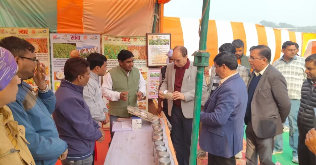 Agra Breaking News: बटेश्वर धाम बाह में विराट किसान मेला: तृतीय दिवस का आयोजन बटेश्वर धाम किसान मेला, विराट किसान मेला बाह, कृषि प्रदर्शनी आगरा, किसान मेला तृतीय दिवस, कृषि विभाग आगरा, डॉ पंकज त्रिपाठी कृषि निदेशक, फसल बीमा योजना, मृदा स्वास्थ्य कार्ड, एफपीओ फार्म मशीनरी बैंक, agriculture news hindi