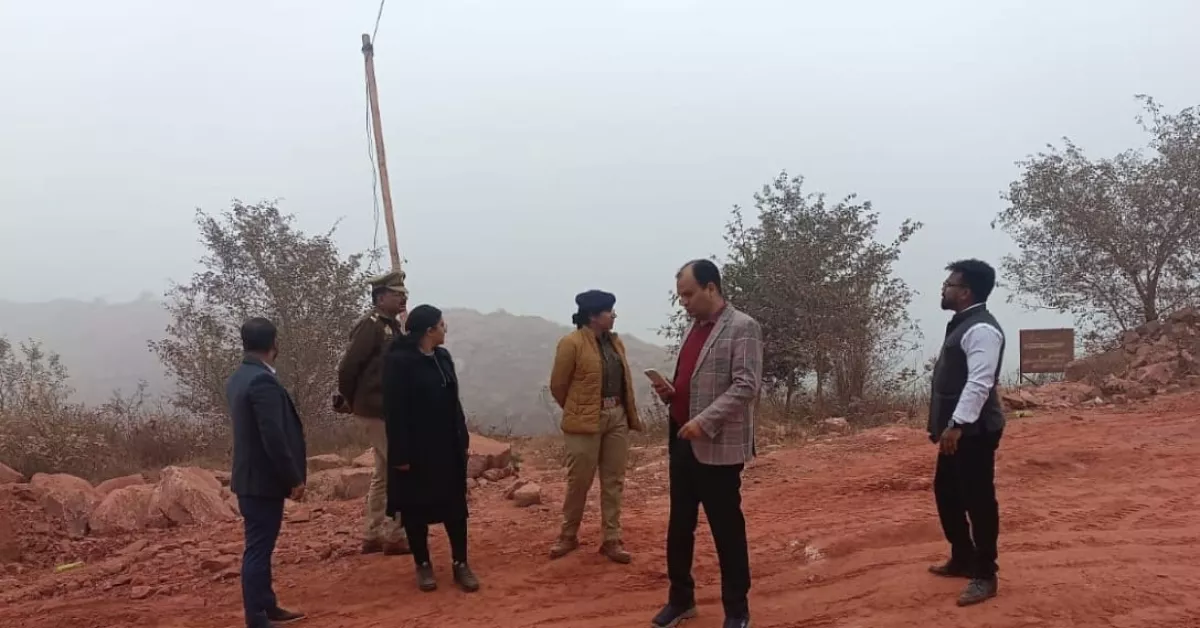 अवैध खनन आगरा, कुल्हाड़ा पहाड़ खेरागढ़, जिलाधिकारी अरविंद मल्लप्पा बंगारी, ड्रोन सर्वे खनन निगरानी, खनन विभाग कार्रवाई, आगरा प्रशासन समाचार, illegal mining action agra, kheragarh news, mining inspection hindi