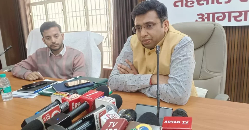 Agra Breaking News, आगरा न्यूज़, वोटर सूची अपडेट, गणना पत्र जमा, BLO निर्देश, SIR अभियान उत्तर प्रदेश, जिलाधिकारी आगरा बयान, 11 दिसंबर अंतिम तिथि वोटर फॉर्म, वोटर लिस्ट संशोधन अभियान, Election Commission UP, बूथ स्तर अधिकारी, मतदाता सूची अपडेट, BLO हेल्पडेस्क आगरा, मतदान अधिकार, ड्राफ्ट वोटर लिस्ट 2026, voter list update Agra, SIR 2026 campaign UP