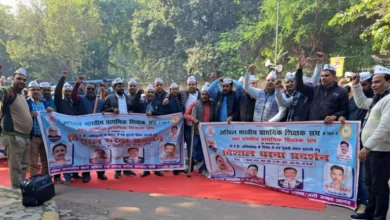 टीईटी विरोध प्रदर्शन, जंतर मंतर शिक्षक आंदोलन, शिक्षक धरना दिल्ली, TET mandatory protest, सेवाकालीन टीईटी विरोध, अखिल भारतीय प्राथमिक शिक्षक संघ, शिवगोपाल मिश्रा OPS समर्थन, सुशील पांडेय शिक्षक आंदोलन, टीईटी लागू करने का विरोध, देशभर के शिक्षक धरना, दिल्ली शिक्षा आंदोलन, teacher protest india, tet teachers latest news