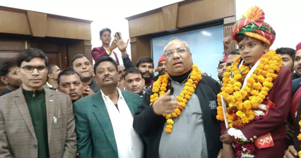 वीर बालक अजय राज निषाद, प्रधानमंत्री राष्ट्रीय बाल पुरस्कार वीरता, डॉ संजय कुमार निषाद मंत्री, निषाद समाज गौरव, आगरा सम्मान समारोह, मगरमच्छ से जान बचाई, बाल वीरता पुरस्कार, up government news hindi