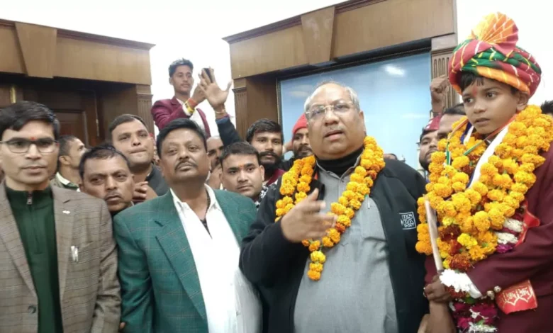 वीर बालक अजय राज निषाद, प्रधानमंत्री राष्ट्रीय बाल पुरस्कार वीरता, डॉ संजय कुमार निषाद मंत्री, निषाद समाज गौरव, आगरा सम्मान समारोह, मगरमच्छ से जान बचाई, बाल वीरता पुरस्कार, up government news hindi