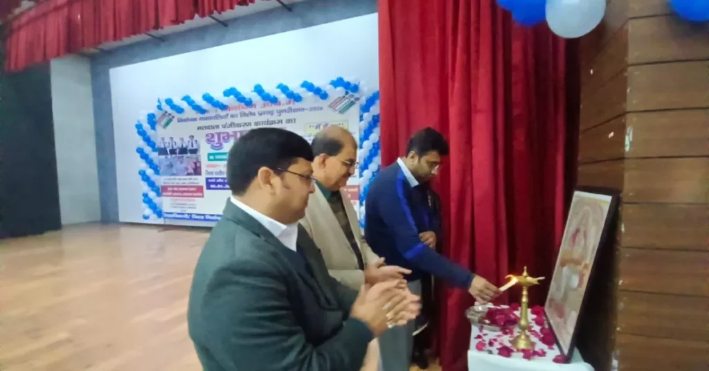 विशेष प्रगाढ़ पुनरीक्षण SIR, मतदाता पंजीकरण कार्यक्रम आगरा, अरविंद मल्लप्पा बंगारी, युवा मतदाता अभियान, voter registration agra, SIR campaign uttar pradesh, जिला निर्वाचन अधिकारी आगरा, nvsp voter registration
