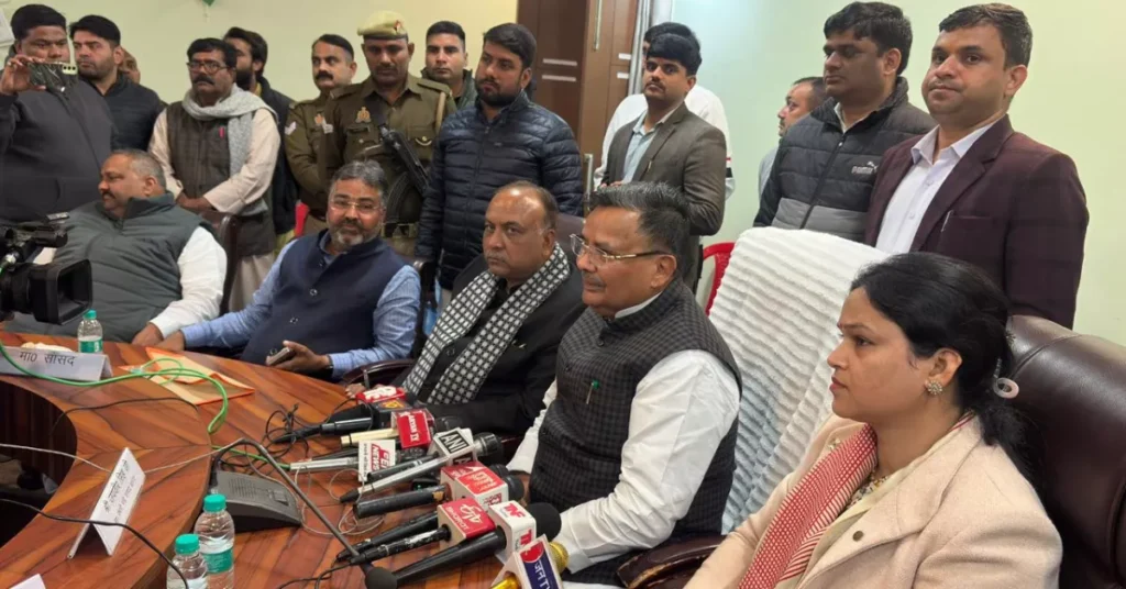 Agra Breaking News: आगरा विकास समीक्षा बैठक: ट्रैफिक प्लान, कानून व्यवस्था व पर्यटन पर बड़े फैसले आगरा विकास समीक्षा बैठक, आगरा विकास बैठक, जयवीर सिंह समीक्षा बैठक, आगरा ट्रैफिक प्लान, एलीवेटेड रोड आगरा, आगरा कानून व्यवस्था, आगरा पर्यटन खबर, आगरा रात 12 बजे दुकानें, सर्किट हाउस बैठक आगरा, आगरा प्रशासन समाचार, उत्तर प्रदेश विकास समाचार