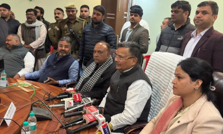 आगरा विकास समीक्षा बैठक, आगरा विकास बैठक, जयवीर सिंह समीक्षा बैठक, आगरा ट्रैफिक प्लान, एलीवेटेड रोड आगरा, आगरा कानून व्यवस्था, आगरा पर्यटन खबर, आगरा रात 12 बजे दुकानें, सर्किट हाउस बैठक आगरा, आगरा प्रशासन समाचार, उत्तर प्रदेश विकास समाचार