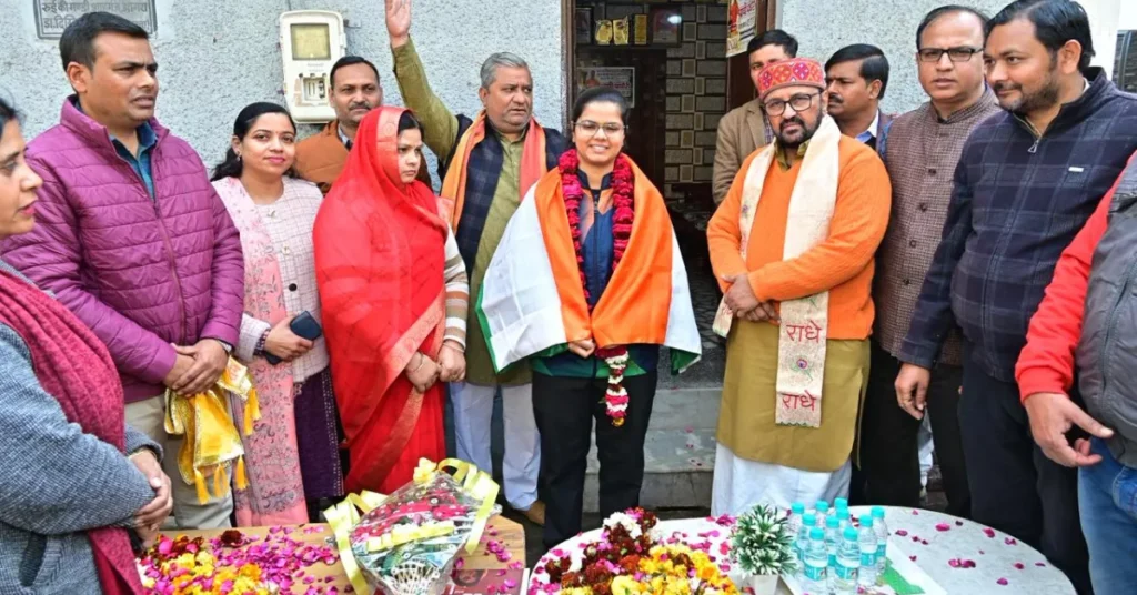Agra Breaking News: आगरा की प्राची पचौरी ने जीता रोल बॉल वर्ल्ड कप, मंत्री ने किया सम्मान प्राची पचौरी, रोल बॉल वर्ल्ड कप 2025, आगरा की बेटी गोल्ड मेडल, महिला रोल बॉल चैंपियन, योगेंद्र उपाध्याय सम्मान, आगरा खेल समाचार, भारतीय महिला रोल बॉल टीम, दुबई रोल बॉल वर्ल्ड कप