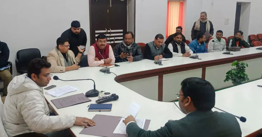 Agra Breaking News: विशेष प्रगाढ़ पुनरीक्षण 2026: आगरा में राजनीतिक दलों के साथ जिलाधिकारी की अहम बैठक विशेष प्रगाढ़ पुनरीक्षण 2026, आगरा मतदाता सूची पुनरीक्षण, जिलाधिकारी अरविंद मल्लप्पा बंगारी, दावे और आपत्तियां मतदाता सूची, फॉर्म 6 7 8 मतदाता, नोटिस सुनवाई प्रक्रिया, वोटर लिस्ट अपडेट आगरा, एसआईआर 2026 उत्तर प्रदेश, निर्वाचन आयोग निर्देश, बीएलओ एईआरओ बैठक, मतदाता मैपिंग प्रक्रिया, आगरा निर्वाचन समाचार, हिंदी ताजा खबर, हिंदी दैनिक समाचार