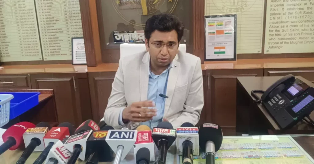 विशेष मतदाता अभियान, आगरा मतदाता सूची, विशेष प्रगाढ़ पुनरीक्षण 2026, 31 जनवरी मतदाता अभियान, आगरा वोटर लिस्ट अपडेट, फॉर्म 6 मतदाता नाम जोड़ना, डीएम अरविंद मल्लप्पा बंगारी, बीएलओ अभियान आगरा, मतदाता सूची ड्राफ्ट प्रकाशन, नए मतदाता पंजीकरण, voter revision agra, election commission india, आगरा निर्वाचन समाचार, मतदाता नाम संशोधन फॉर्म 8, फॉर्म 7 वोटर लिस्ट, विशेष अभियान 2026