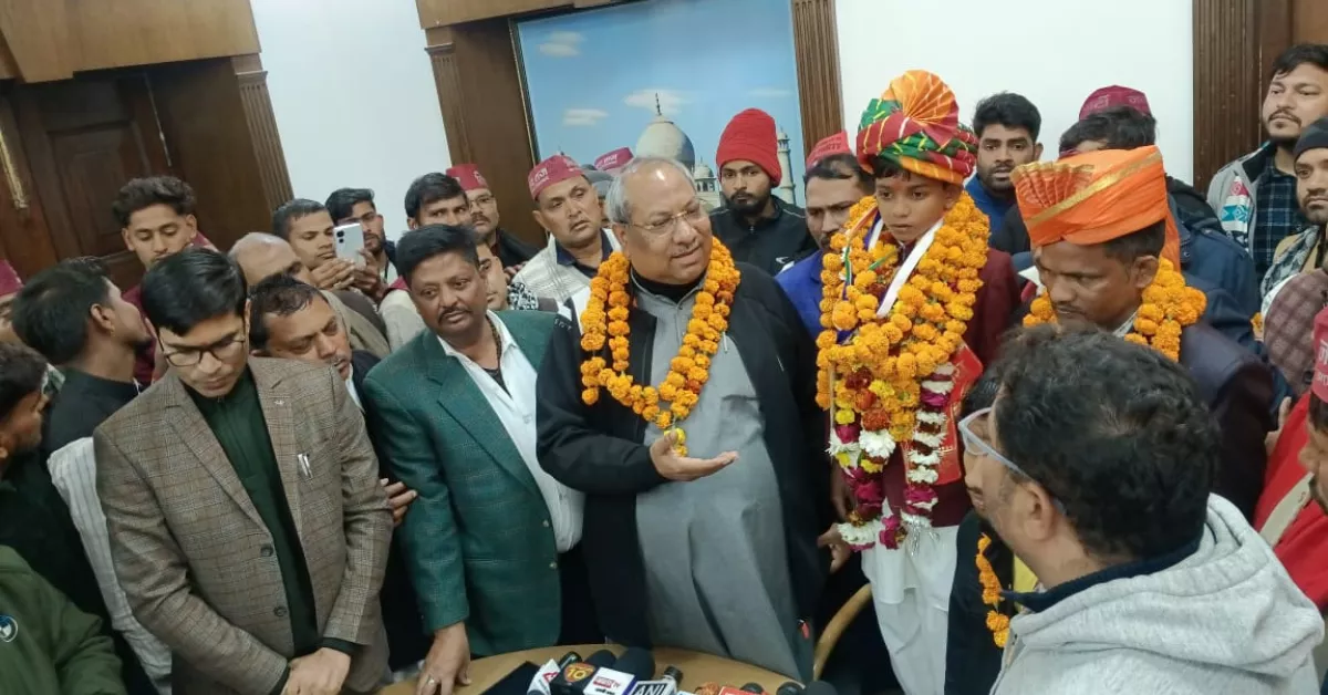 वीर बालक अजय राज निषाद, प्रधानमंत्री राष्ट्रीय बाल पुरस्कार वीरता, डॉ संजय कुमार निषाद मंत्री, निषाद समाज गौरव, आगरा सम्मान समारोह, मगरमच्छ से जान बचाई, बाल वीरता पुरस्कार, up government news hindi