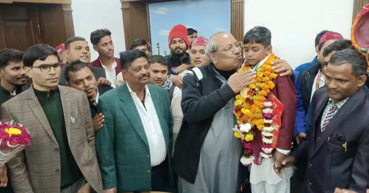 वीर बालक अजय राज निषाद, प्रधानमंत्री राष्ट्रीय बाल पुरस्कार वीरता, डॉ संजय कुमार निषाद मंत्री, निषाद समाज गौरव, आगरा सम्मान समारोह, मगरमच्छ से जान बचाई, बाल वीरता पुरस्कार, up government news hindi