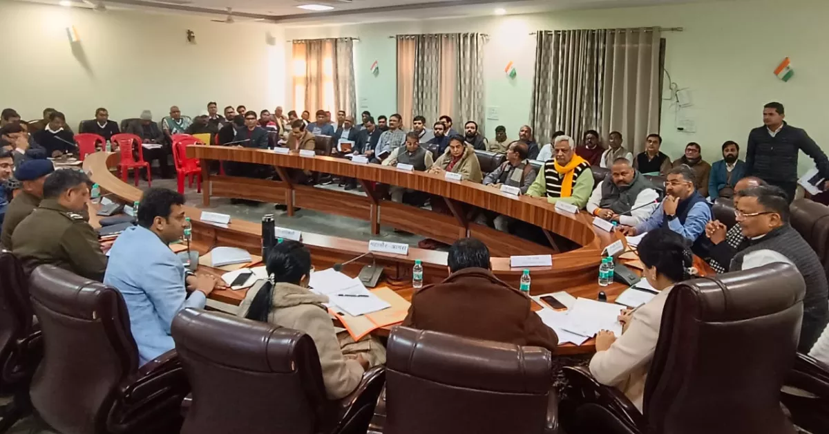 आगरा विकास समीक्षा बैठक, आगरा विकास बैठक, जयवीर सिंह समीक्षा बैठक, आगरा ट्रैफिक प्लान, एलीवेटेड रोड आगरा, आगरा कानून व्यवस्था, आगरा पर्यटन खबर, आगरा रात 12 बजे दुकानें, सर्किट हाउस बैठक आगरा, आगरा प्रशासन समाचार, उत्तर प्रदेश विकास समाचार