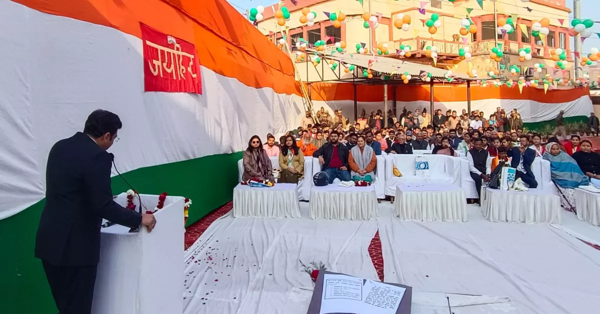 आगरा गणतंत्र दिवस 2026, 77वां गणतंत्र दिवस आगरा, अरविंद मल्लप्पा बंगारी, जिलाधिकारी आगरा, आगरा कलेक्ट्रेट ध्वजारोहण, अमर शहीद सम्मान आगरा, गणतंत्र दिवस समारोह आगरा, मंडलायुक्त शैलेंद्र कुमार सिंह, आगरा जिला समाचार, यूपी गणतंत्र दिवस कार्यक्रम, Republic Day Agra News, Agra DM Republic Day, Agra Latest News Hindi, Uttar Pradesh Republic Day Celebration