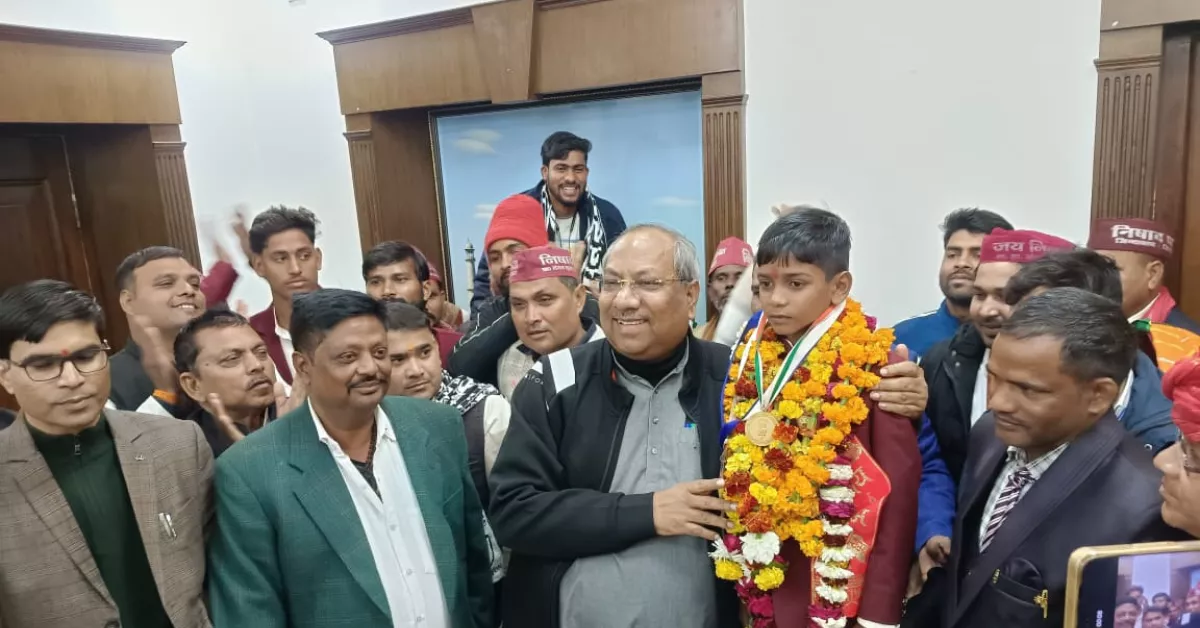 वीर बालक अजय राज निषाद, प्रधानमंत्री राष्ट्रीय बाल पुरस्कार वीरता, डॉ संजय कुमार निषाद मंत्री, निषाद समाज गौरव, आगरा सम्मान समारोह, मगरमच्छ से जान बचाई, बाल वीरता पुरस्कार, up government news hindi