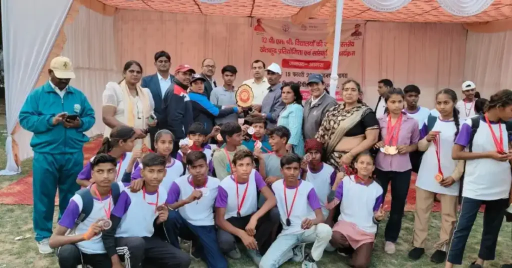 पीएम श्री बल्हेरा अकोला शुभम, आगरा जनपद स्तरीय खेलकूद प्रतियोगिता 2026, आरबीएस महाविद्यालय खेल आयोजन, व्यक्तिगत चैंपियन शुभम, बेसिक शिक्षा परिषद खेल प्रतियोगिता, आगरा स्कूल स्पोर्ट्स न्यूज, 100 मीटर दौड़ विजेता आगरा, छात्र खेल उपलब्धि आगरा, पीएम श्री विद्यालय खेल समाचार, आगरा ताजा शिक्षा खेल खबर