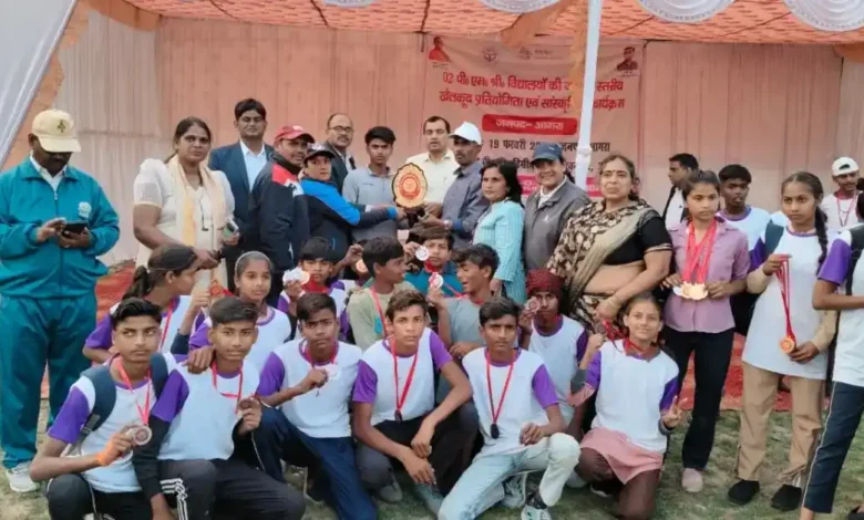 पीएम श्री बल्हेरा अकोला शुभम, आगरा जनपद स्तरीय खेलकूद प्रतियोगिता 2026, आरबीएस महाविद्यालय खेल आयोजन, व्यक्तिगत चैंपियन शुभम, बेसिक शिक्षा परिषद खेल प्रतियोगिता, आगरा स्कूल स्पोर्ट्स न्यूज, 100 मीटर दौड़ विजेता आगरा, छात्र खेल उपलब्धि आगरा, पीएम श्री विद्यालय खेल समाचार, आगरा ताजा शिक्षा खेल खबर