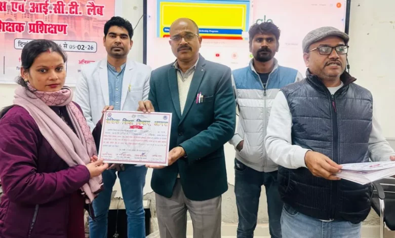 परिषदीय विद्यालय स्मार्ट बोर्ड, आगरा डिजिटल शिक्षा समाचार, पीएम श्री योजना शिक्षा, समग्र शिक्षा अभियान यूपी, smart board government schools agra, ICT लैब परिषदीय विद्यालय, teacher training DIET agra, राष्ट्रीय शिक्षा नीति 2020, digital classroom up schools, Google Discover education news