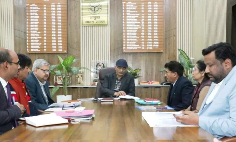 स्वास्थ्य विभाग समीक्षा बैठक आगरा, मंडलायुक्त आगरा स्वास्थ्य बैठक, Nagendra Pratap Singh Agra, सरकारी अस्पताल सुविधाएं आगरा, SN Medical College review, जिला अस्पताल सीवर समस्या, ट्रॉमा सेंटर प्रस्ताव आगरा, rural health services agra, Google Discover health news