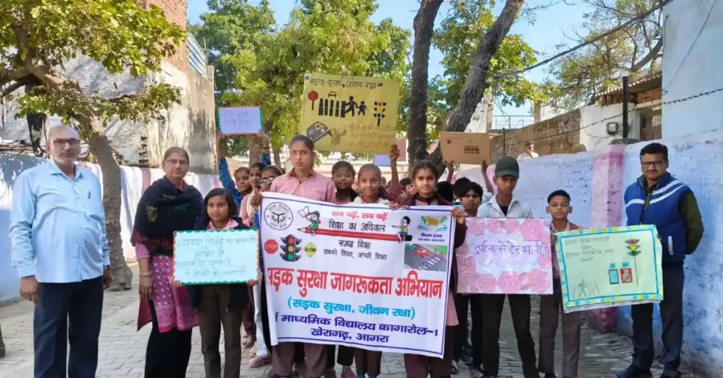 Kheragarh Breaking News: कागारौल में छात्रों की सड़क सुरक्षा जागरूकता रैली सड़क सुरक्षा रैली आगरा, Kagaraul school rally, road safety awareness Kheragarh, government school traffic rally UP, helmet awareness campaign village, student road safety pledge, Agra education news, Google Discover UP news