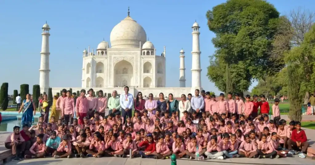 पीएम श्री खानपुर विद्यालय आगरा, ताजमहल शैक्षिक भ्रमण 2026, आगरा किला स्कूल टूर, खेरागढ़ शिक्षा समाचार, छात्रों का ऐतिहासिक भ्रमण आगरा, पीएम श्री विद्यालय गतिविधि, ताजमहल विजिट स्कूल छात्र, आगरा शिक्षा ताजा खबर, स्कूल एजुकेशनल टूर 2026, खेरागढ़ ब्लॉक विद्यालय समाचार