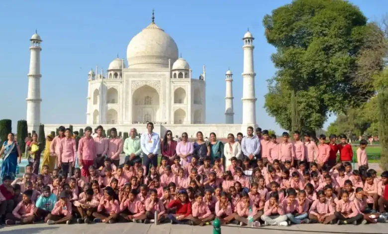 पीएम श्री खानपुर विद्यालय आगरा, ताजमहल शैक्षिक भ्रमण 2026, आगरा किला स्कूल टूर, खेरागढ़ शिक्षा समाचार, छात्रों का ऐतिहासिक भ्रमण आगरा, पीएम श्री विद्यालय गतिविधि, ताजमहल विजिट स्कूल छात्र, आगरा शिक्षा ताजा खबर, स्कूल एजुकेशनल टूर 2026, खेरागढ़ ब्लॉक विद्यालय समाचार