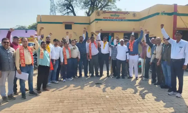 खेरागढ़ शिक्षक प्रदर्शन 2026, टीईटी अनिवार्यता विरोध आगरा, उत्तर प्रदेशीय प्राथमिक शिक्षक संघ आंदोलन, काली पट्टी बांधकर विरोध, आगरा बीआरसी खेरागढ़ प्रदर्शन, 26 फरवरी जिला मुख्यालय धरना, यूपी शिक्षक संघ समाचार, TET protest Agra 2026, शिक्षकों का आंदोलन आगरा, आगरा ताजा शिक्षा खबर