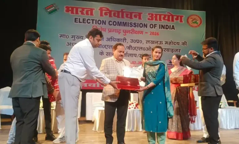 नवदीप रिणवा समीक्षा बैठक आगरा, मुख्य निर्वाचन अधिकारी उत्तर प्रदेश, SIR अभियान आगरा 2026, मतदाता सूची पुनरीक्षण आगरा, EPIC कार्ड अपडेट निर्देश, बीएलओ सम्मान कार्यक्रम सूरसदन, बुक ए कॉल विद बीएलओ, जेंडर रेशियो वोटर लिस्ट, आगरा निर्वाचन समाचार 2026, voter list update Agra news