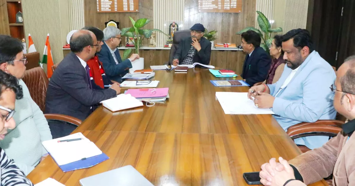 स्वास्थ्य विभाग समीक्षा बैठक आगरा, मंडलायुक्त आगरा स्वास्थ्य बैठक, Nagendra Pratap Singh Agra, सरकारी अस्पताल सुविधाएं आगरा, SN Medical College review, जिला अस्पताल सीवर समस्या, ट्रॉमा सेंटर प्रस्ताव आगरा, rural health services agra, Google Discover health news