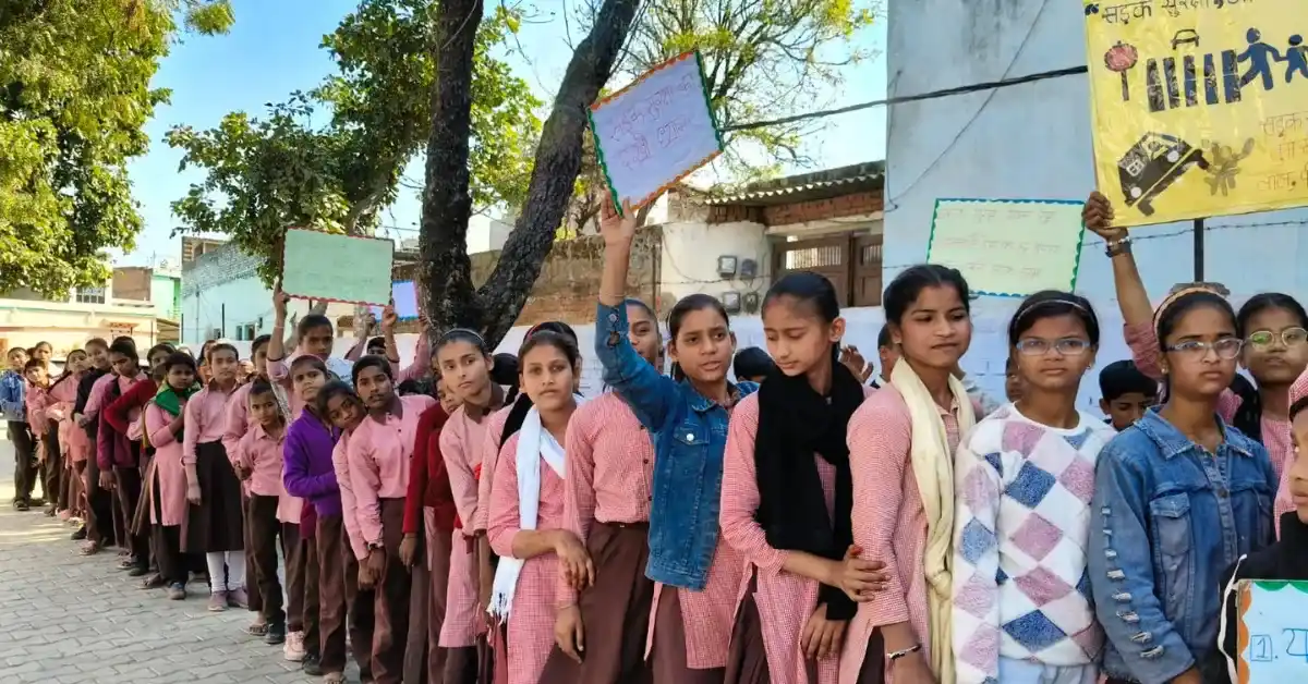 सड़क सुरक्षा रैली आगरा, Kagaraul school rally, road safety awareness Kheragarh, government school traffic rally UP, helmet awareness campaign village, student road safety pledge, Agra education news, Google Discover UP news